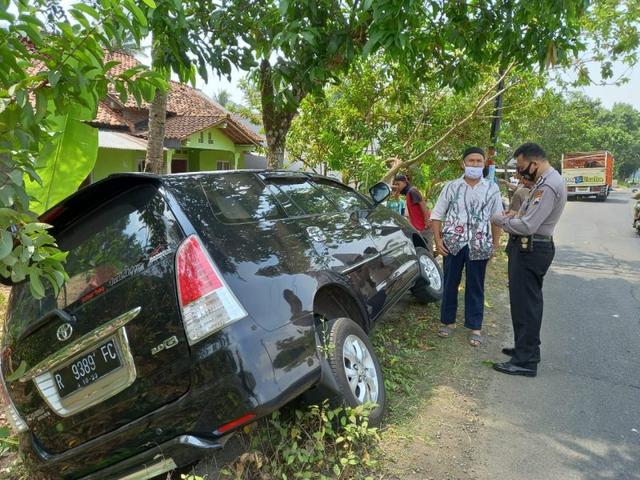 sopir ngantuk masuk selokan, serayunews, serayu news, berit aterkini, berita hari ini