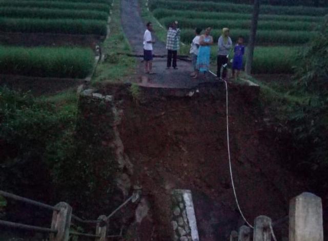 hidrometeorologi, cuaca buruk, jembatan ambruk, jembatan rusak, serayunews, serayu news, berita terkini, berita hari ini