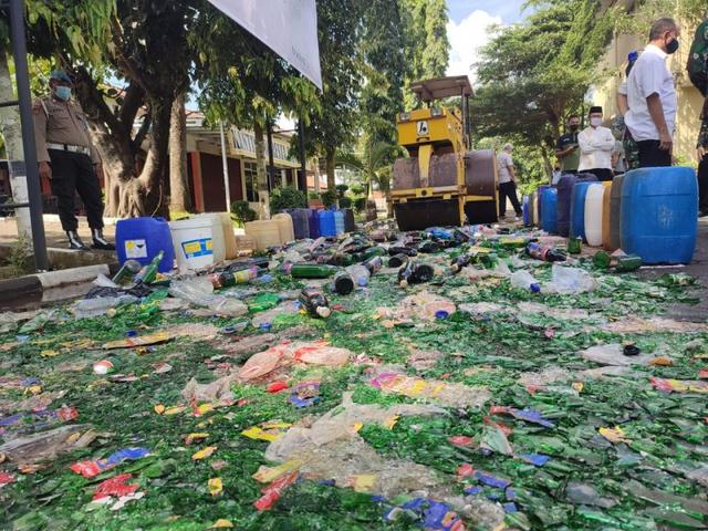 polresta banyumas memusnahkan botol miras dan petasan, serayunews, serayu news, berita terkini, berita hari ini