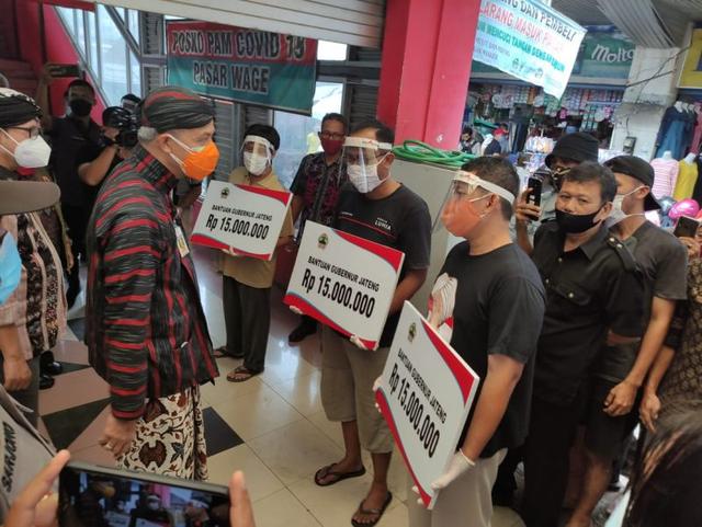 bantuan terhadap pedagang pasar wage korban kebakaran, serayunews, serayu news, berita terkini, berita hari ini