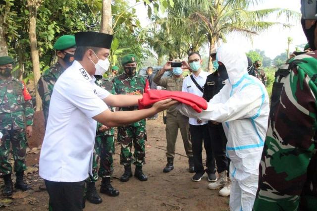Liza Putrie Noviana, relawan tenaga kesehatan di RSDC Wisma Atlit Kemayoran Jakarta, pemakaman Liza Putrie Noviana, serayunews, serayu news, berita terkini, berita hari ini