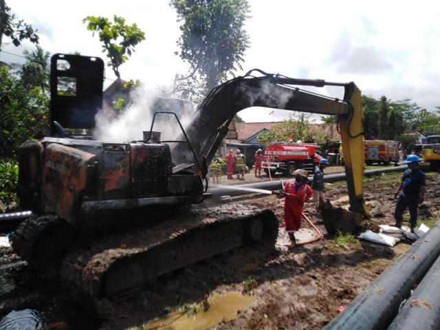 kebakaran excavator kesugihan, jalan stasiun, kesugihan, cilacap, berita terkini, berita hari ini