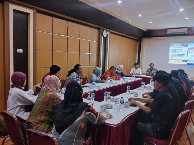 Ketua Dekranasda Purbalingga Rizal Diansyah bersama Plt Direktur Owabong Eko Susilo dalam FGD Kebangkitan Pariwisata Purbalingga, di Ruang Indrapasta, Owabong Cottage