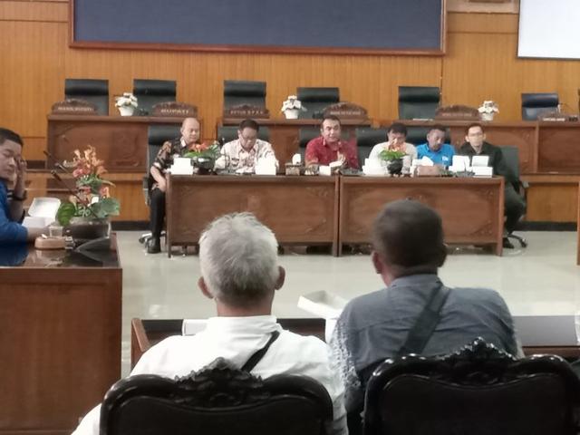 Audiensi pedagang pasar sayur Banjarnegaragan Pj bupati dan DPRD