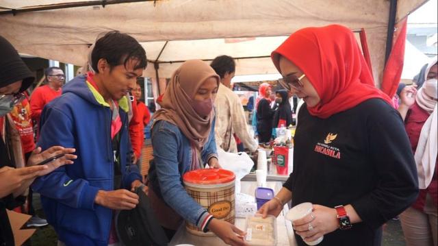 Bupati Purbalingga Dyah Hayuning Pratiwi di stand serbu taman kota usman janatin