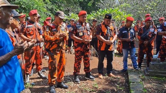 Bos Edi saat melaksanakan kegiatan ziarah di makam leluhurnya