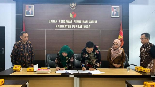 Penandatanganan mou bawaslu purbalingga dan Dinkominfo Purbalingga