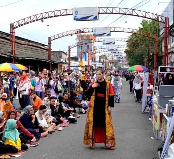 fashion show car free day purbalingga