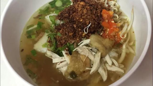 Gambar sebuah makanan sup lengkap dengan daging dan sayur.