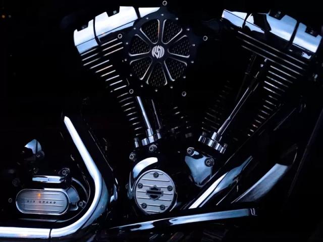 Gambar sebuah mesin motor yang nampak baru.