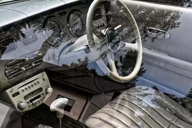 Gambar sebuah interior mobil berwarna hitam.