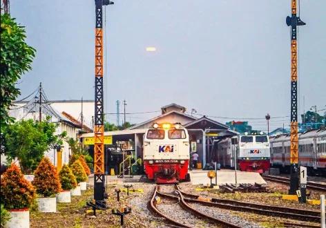 Jalan yang terdampak longsor