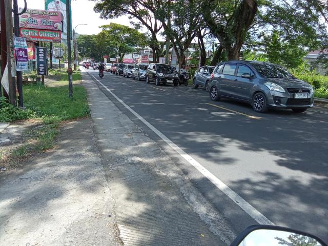 Kendaraan terlihat mengular