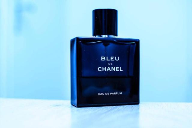 Rekomendasi parfum indoor untuk pria, cocok bagi pekerja kantoran.