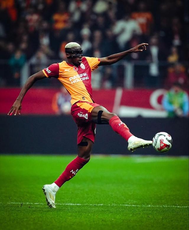Klub asal Turki, Galatasaray sukses mempermalukan tuan rumah Ajax Amsterdam dengan skor telak 3-0 pada laga Liga Champions 2025/2026, Kamis (6/11/2025) dini hari WIB lewat gol-gol Victor Osimhen! (Instagram @victorosimhen9)