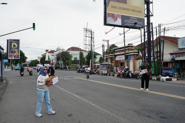 Para pekerja seni Banjarnegara melakukan aksi jalanan untuk menghimpun dana bagi korban longsor Pandanarum. (dok.kominfo)