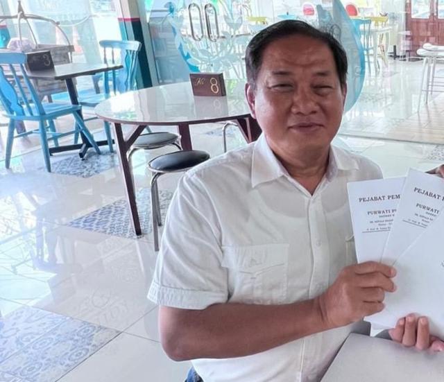 Caption : Satya Darma menunjukkan dokumen beberapa waktu lalu.(Dok Satya)