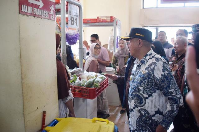 Bupati Banyumas Sadewo Tri Lastiono bersama jajaran Forkopimda, kepala OPD, dan TPID Kabupaten Banyumas melakukan inspeksi mendadak ke sejumlah titik pada Selasa (23/12/2025).