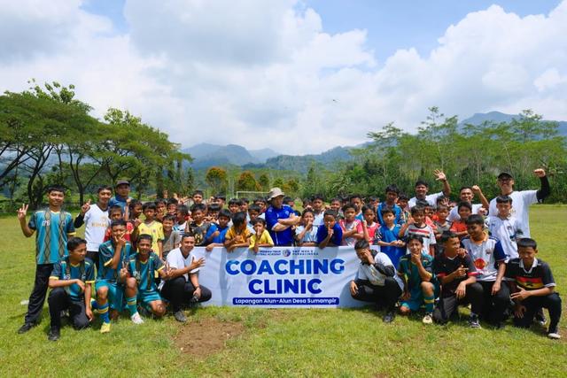 Peserta Coaching Clinic sepak bola SMP Muhammadiyah 5 Purbalingga dan PTFA berfoto bersama. (Dok. PTFA)