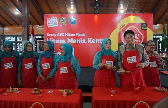 Wakil bupati bersama istri ikut dalam lomba ngulek sambel bersama di ABC Akadmia Banjarnegara. (dok.Kominfo)