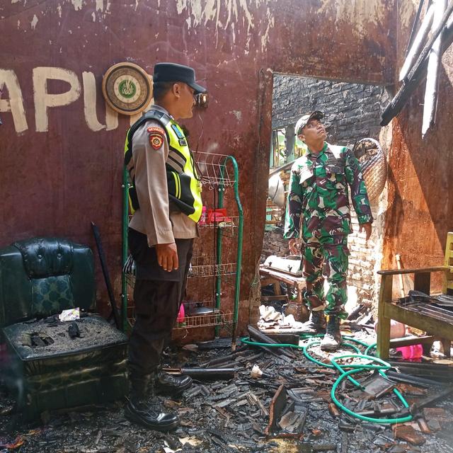 dapur rumah terbakar