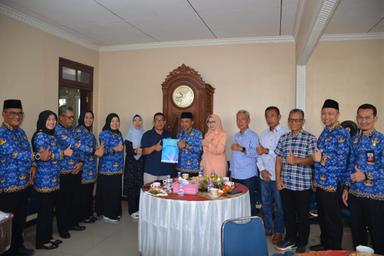 Jajaran KORPRI Kabupaten Cilacap gelar anjangsana ke mantan Ketua dalam rangkaian HUT ke-54. (Setda Cilacap).