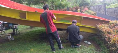 Petugas Lokawisata Baturraden tengah mempercantik sejumlah wahana wisata jelang Nataru, Rabu (17/12/2025). (dok Lokawisata Baturraden)